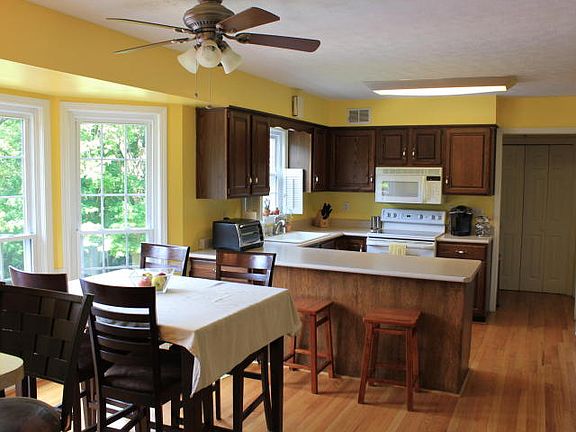 5th image of 4608 Fox Chase Dr