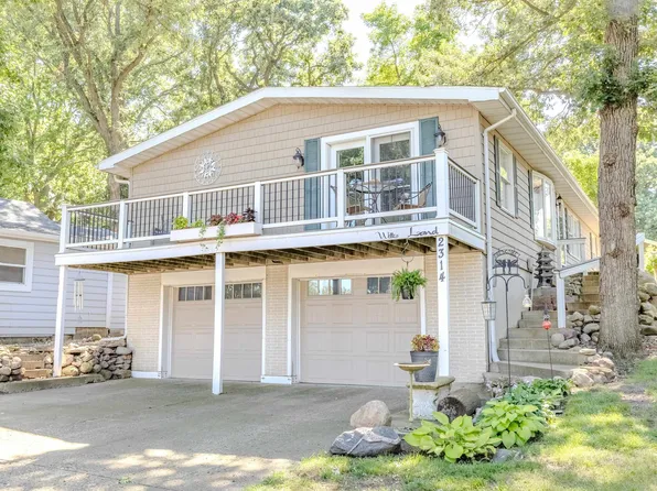 2314 Francis Sites Dr, Spirit Lake, IA 51360