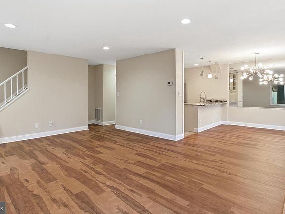 4th image of 20 Lea Pond Ct