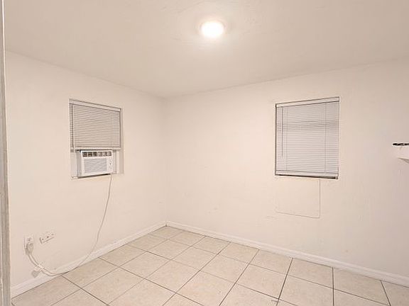 4th image of 17 Lenox Ct