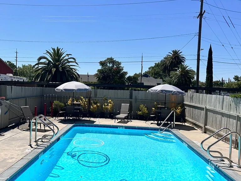 610 E Pine St — Photo 9