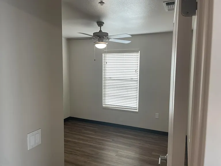 Lynne Village Apartments — Photo 33