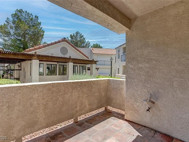 4860 Nara Vista Way — Photo 16