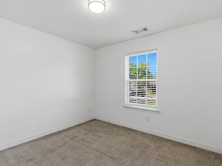 521 E Sears St — Photo 22