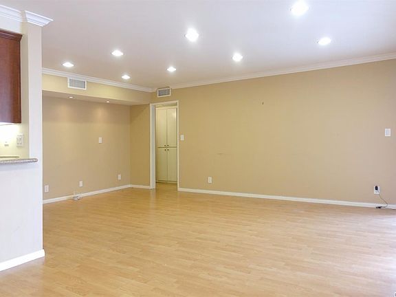 4th image of 528 N Jackson St APT 209