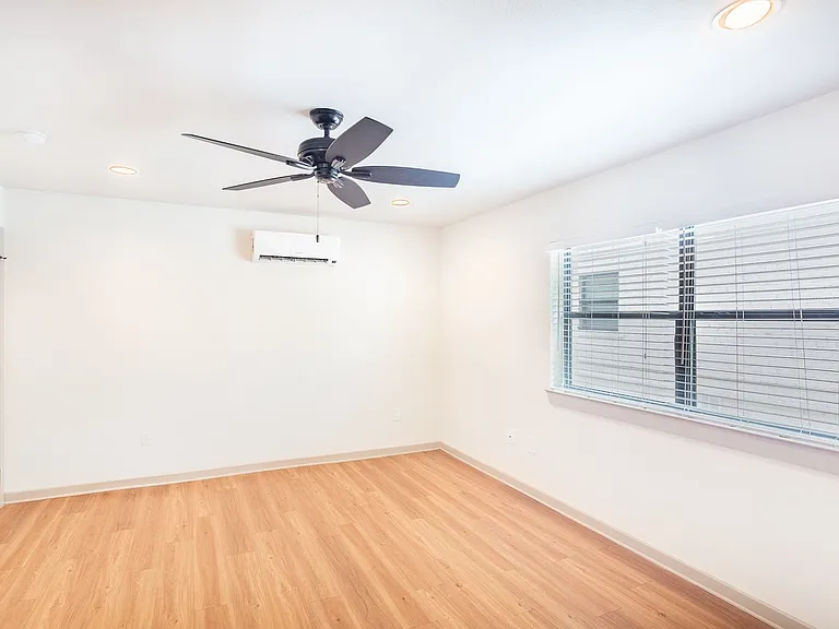 5609 Ross Ave — Photo 10