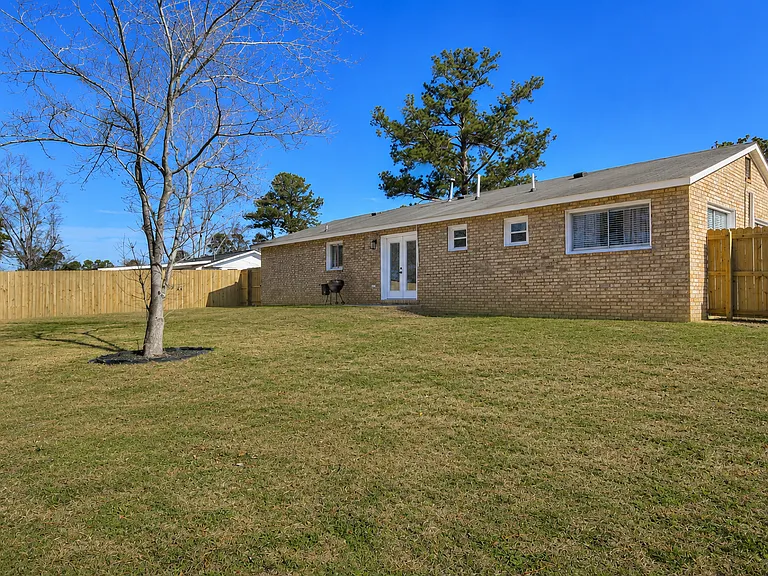 313 Marshall St — Photo 11