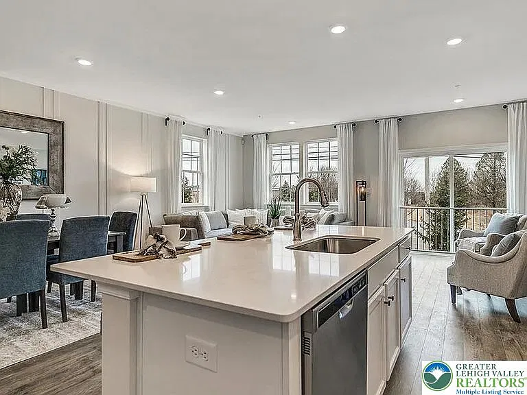 3 bed, 2.5 bath, 2717 sqft, $3,100 — Photo 3