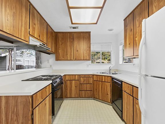 3rd image of 3052 Woods Cir