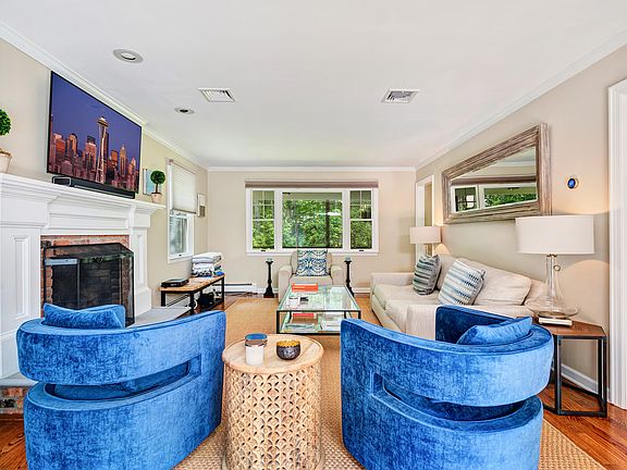 3rd image of 126 Montauk Blvd
