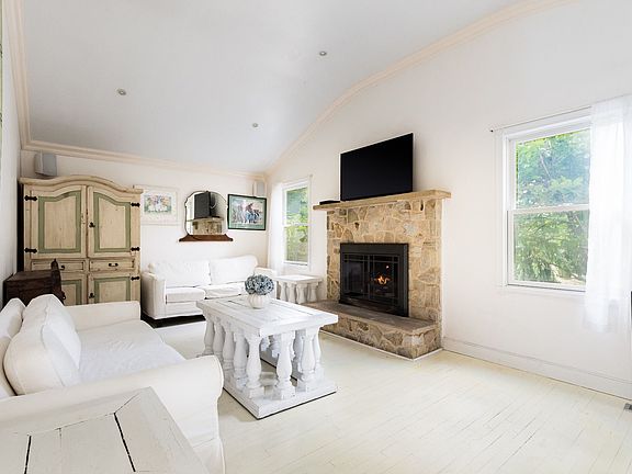 3rd image of 289 Norfolk Dr