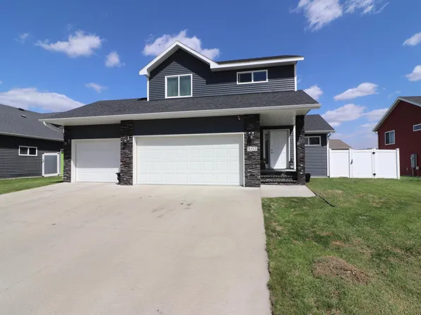 4312 10th St S, Moorhead, MN 56560