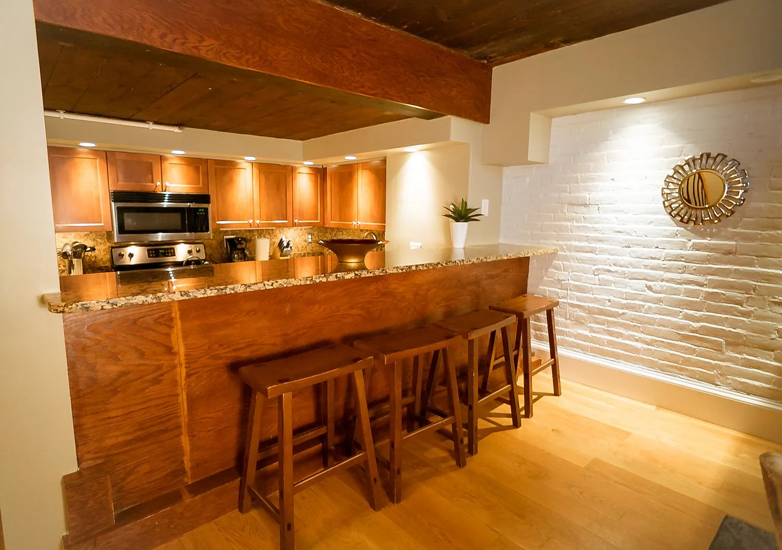 Lovely 3-bedroom/2-bath Brownstone Apt in Back Bay — Photo 1