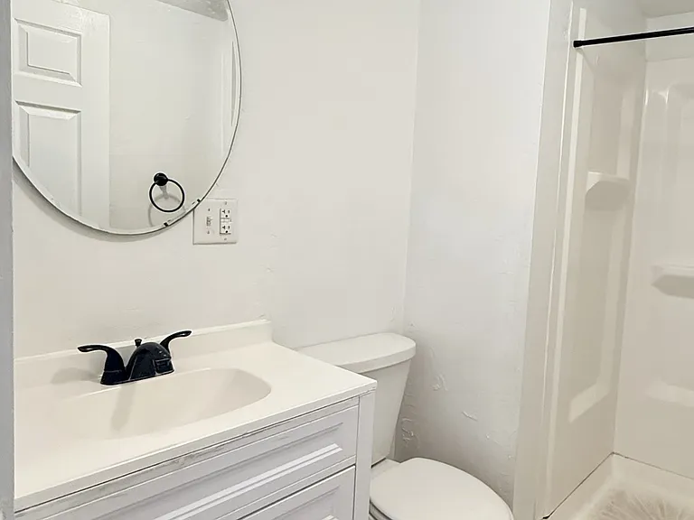 110 E Market St #7 — Photo 8