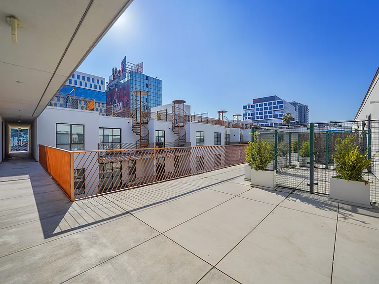 5800 Harold Way — Photo 37