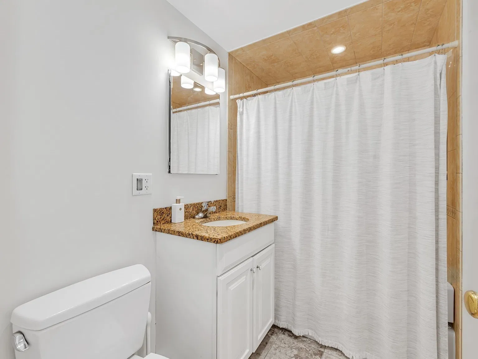 2 bed, 1.0 bath, 1119 sqft, $2,900 — Photo 4
