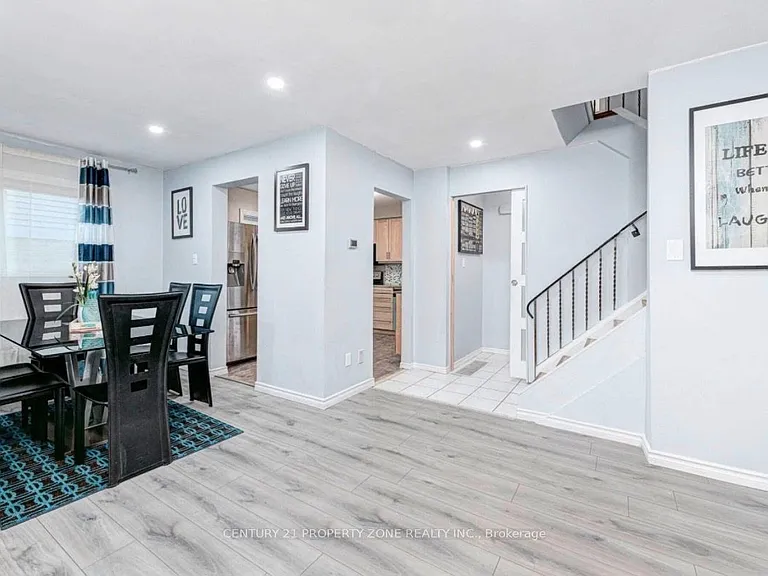6 Roehampton Cres W — Photo 11