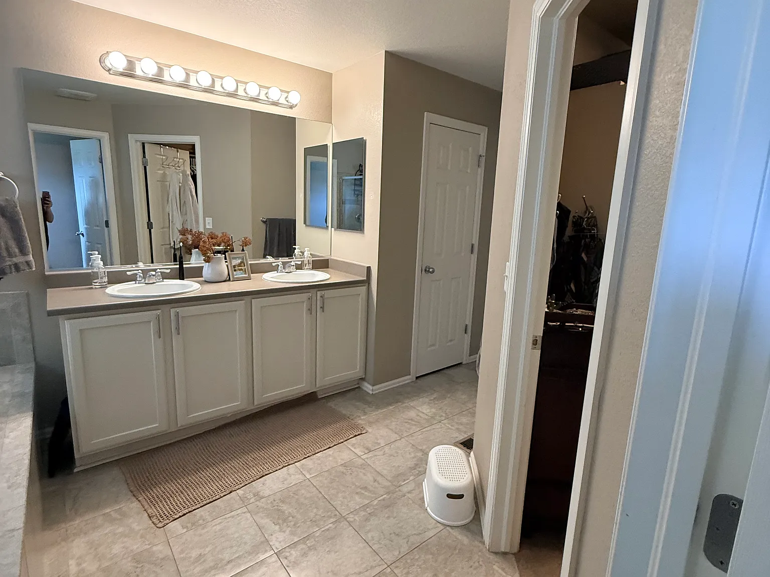 4 bed, 2595 sqft, $2,725 — Photo 2
