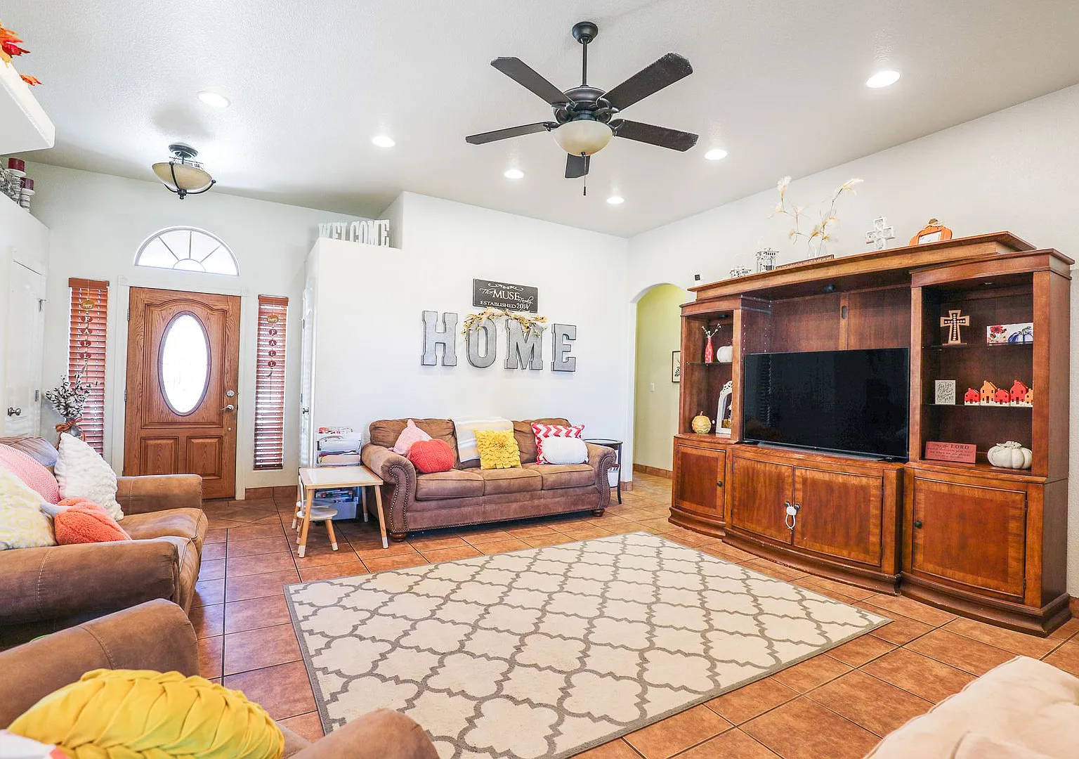 Beautiful 4 bedroom, 2.5 bath home — Photo 3