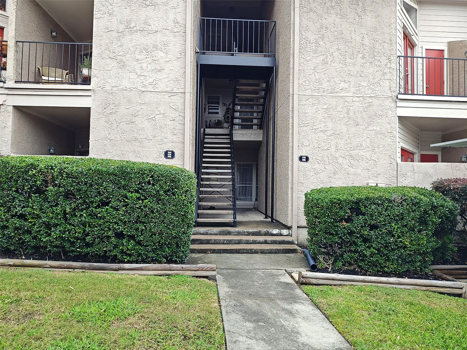 2 bed, 2.0 bath, 1024 sqft, $1,200 — Photo 2