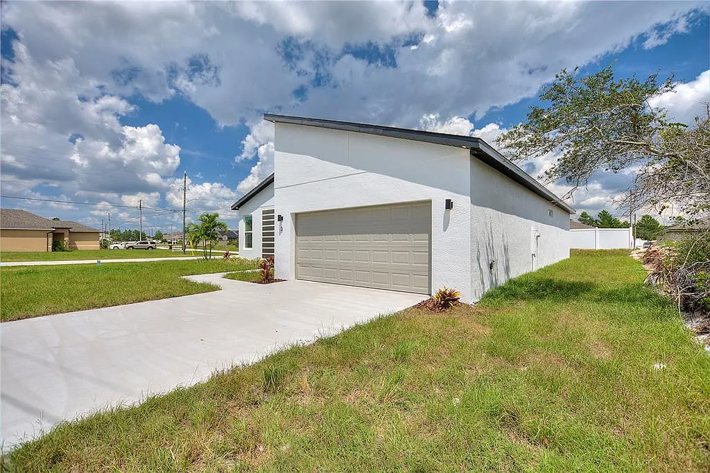 4 bed, 2.0 bath, 1670 sqft, $1,800 — Photo 3