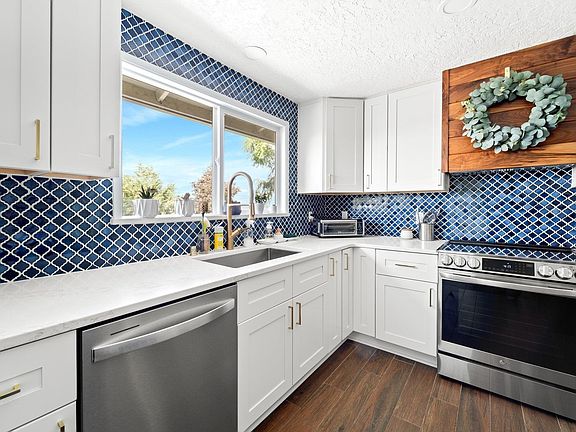 5th image of 4406 Laurel Dr