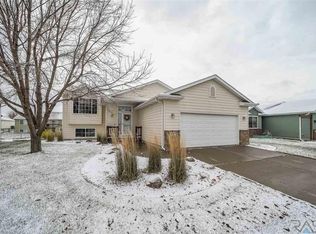 5201 S Carrick Ave, Sioux Falls, SD 57106