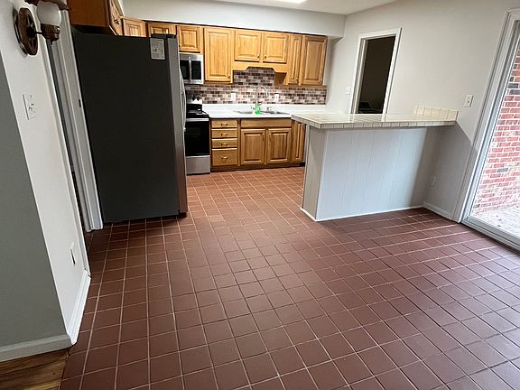 5th image of 805 S Grosvenor Ct