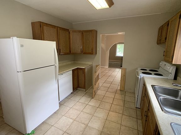 Bright kitchen with new d...