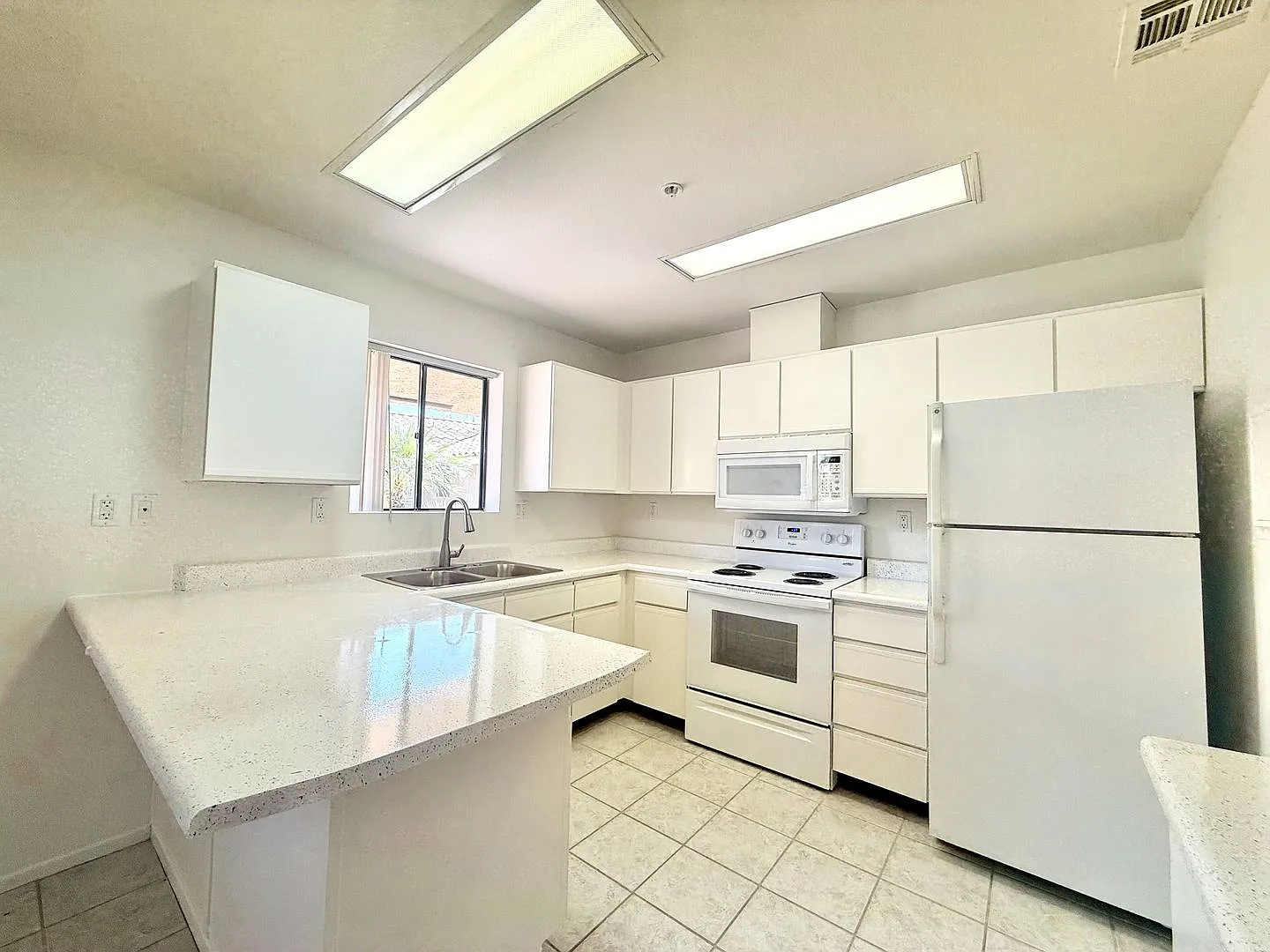 Available Now!! 1 Bedroom 1 Bathroom!! 55+ Apartment In Palm Desert — Photo 2
