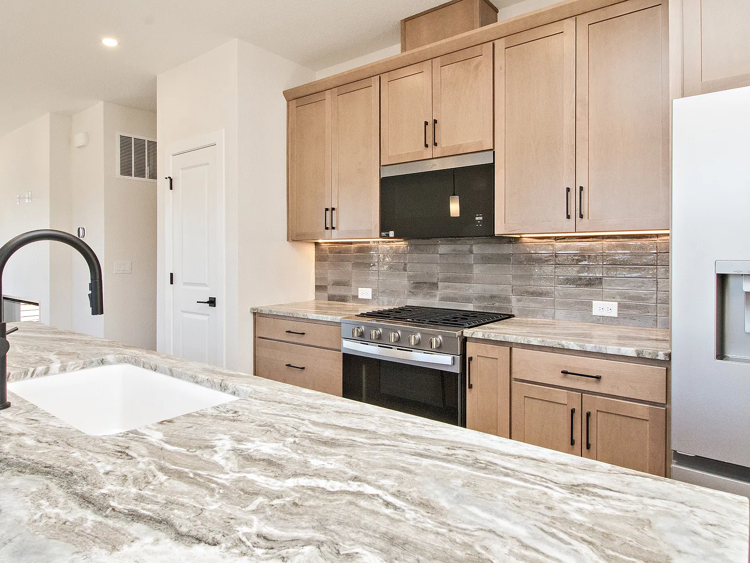 4 bed, 3.5 bath, 2188 sqft, $3,200 — Photo 4