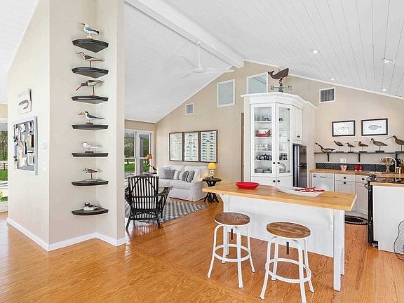 5th image of 10 Petticoat Ln