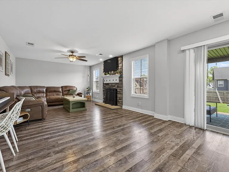 1200 Eagles Nest Ln — Photo 6
