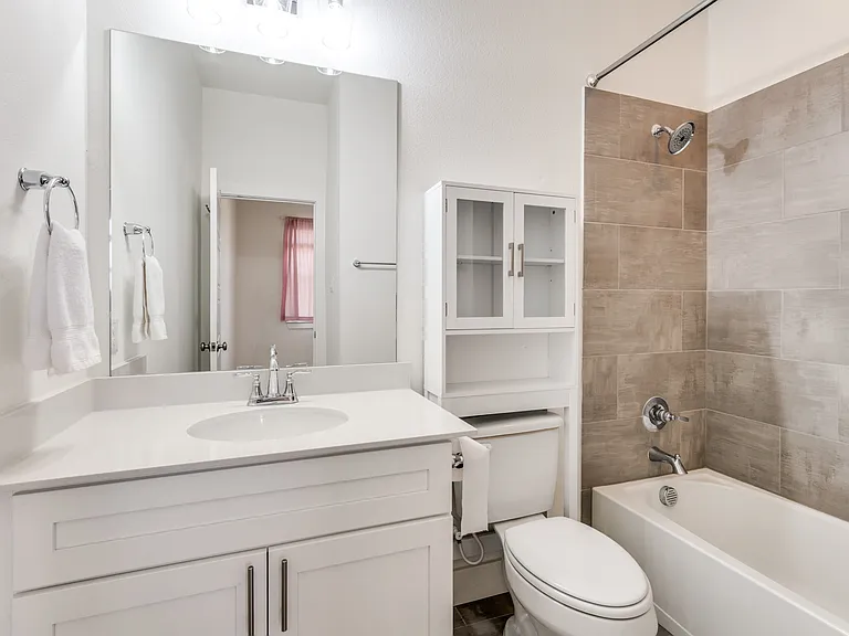 Bedroom #2 en suite full bathroom.