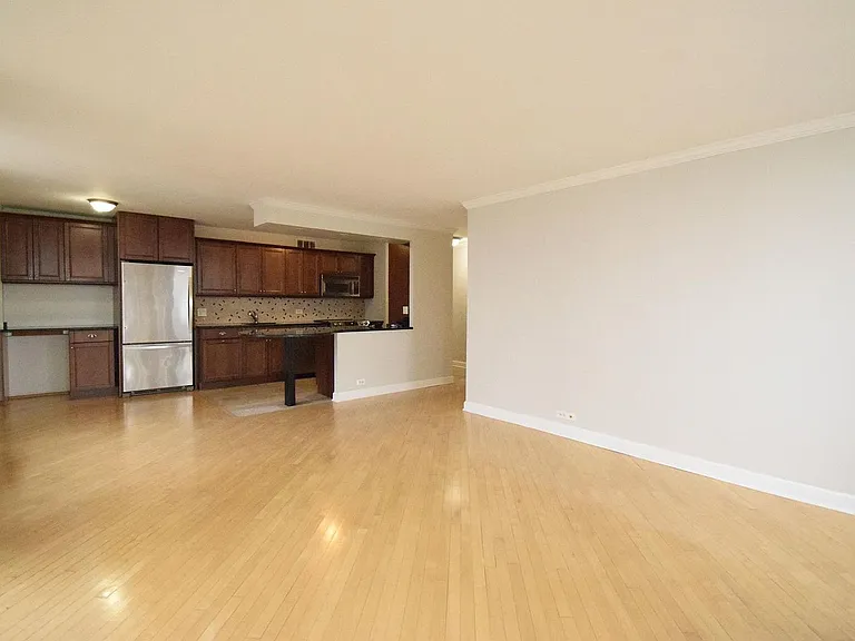 1360 N Sandburg Ter #2101 — Photo 2