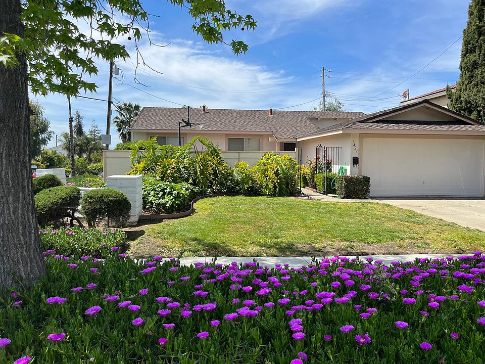 3 Bed 2 Bath Finished Garage 
Fantastic Newly Remodeled Family Home Available December 10, 2025