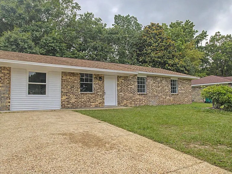 108 Phylis Dr — Photo 1