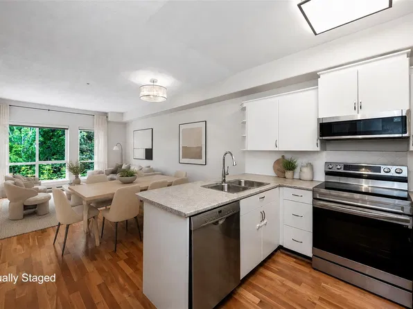 3915 Carey Rd #207, Saanich, BC V8Z 4E3