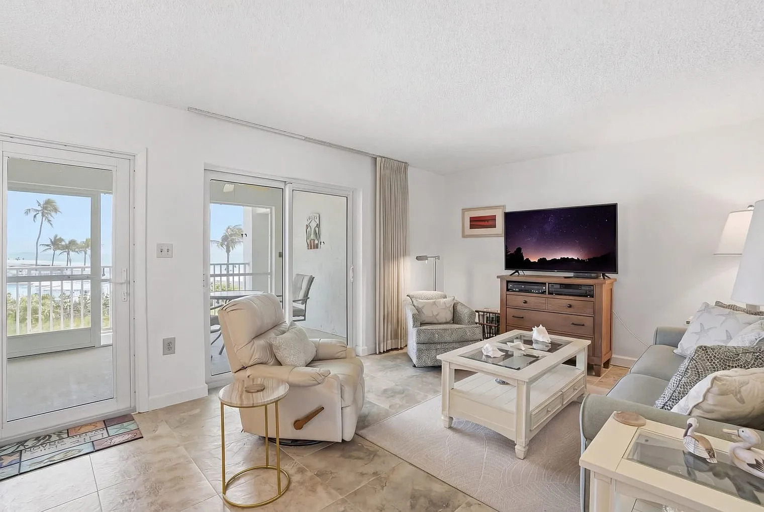 2 bed, 2.0 bath, 1097 sqft, $4,151 — Photo 2
