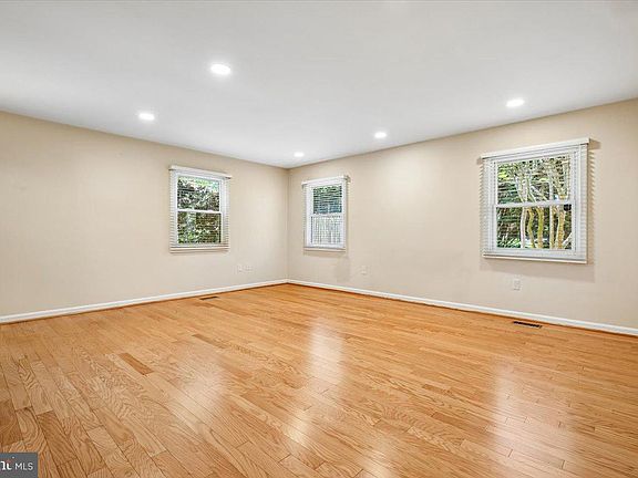 5th image of 13909 Bethpage Ln