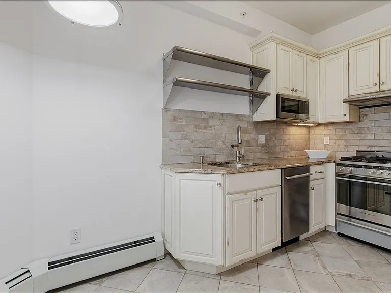 600 Shirley St #1 — Photo 4