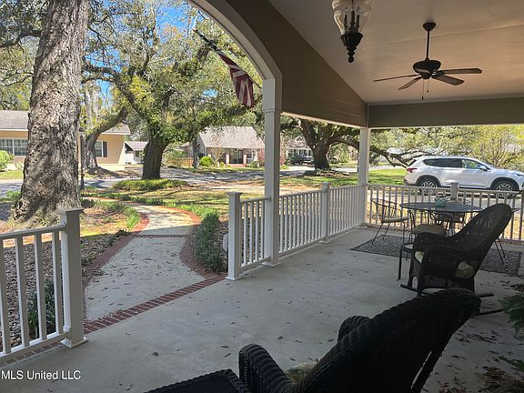 4th image of 904 Columbus Dr