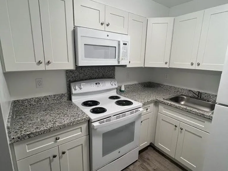 2500 Johnson St — Photo 21