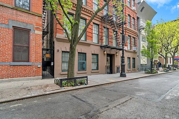 Rented by Avi Nash Associates | media 10