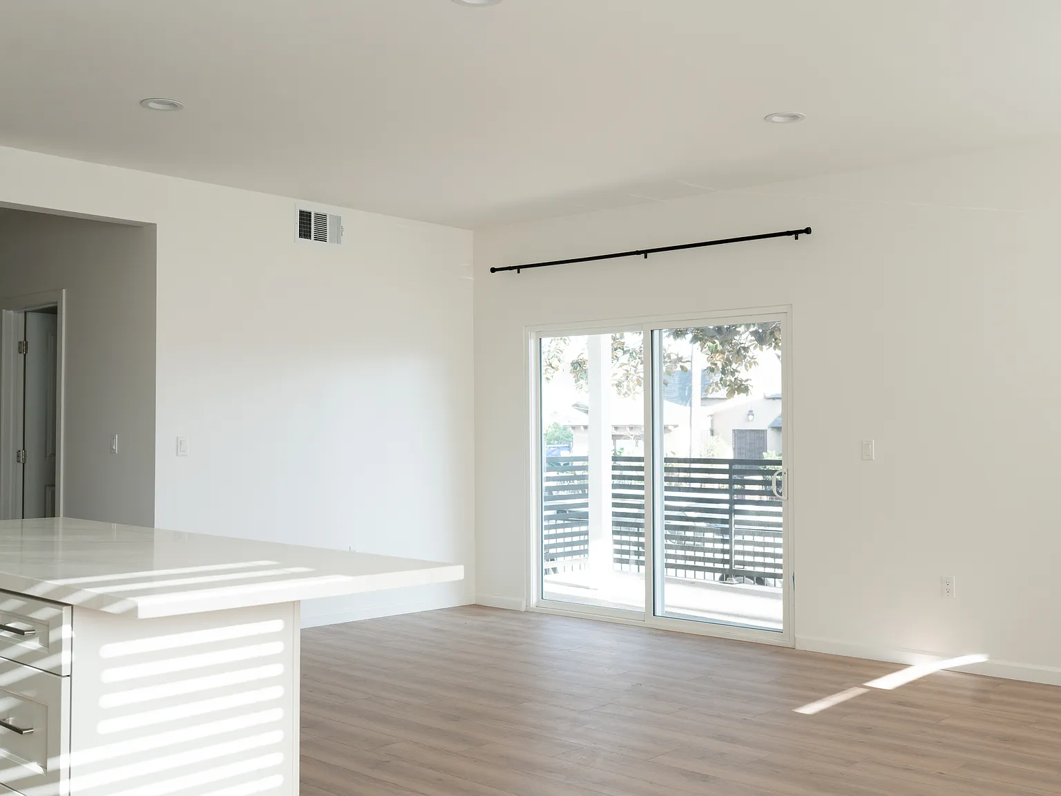 3 bed, 1360 sqft, $4,600 — Photo 4