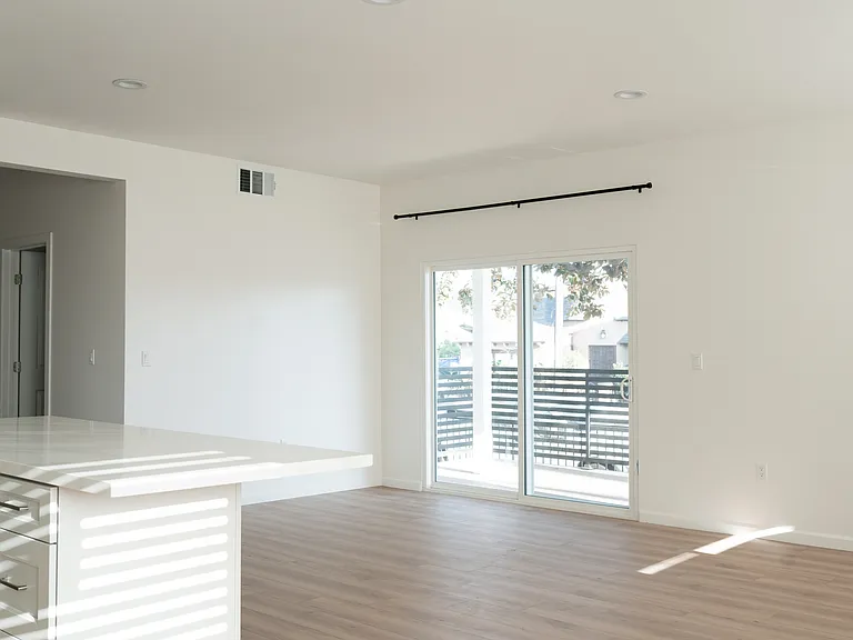 1200 N Hobart Blvd — Photo 3