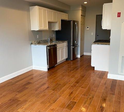 4th image of 394 Wickenden St #10