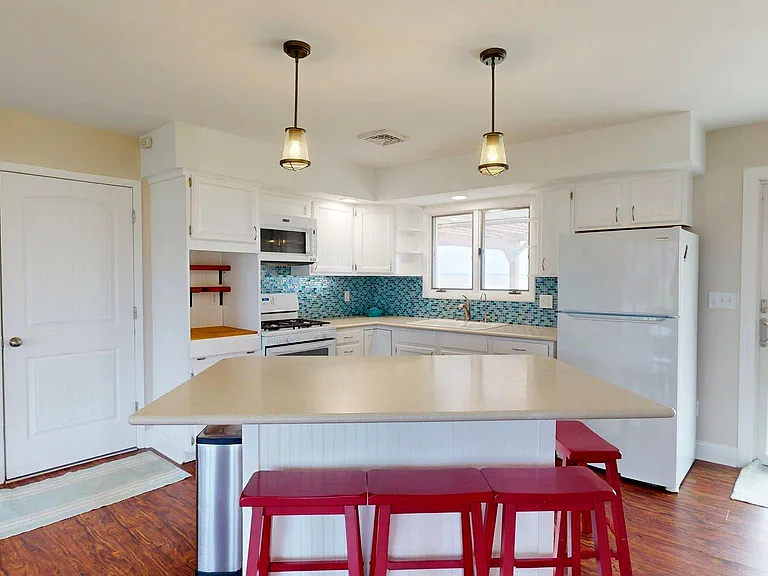 940 E Hickory Grove Rd — Photo 10