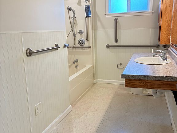 5th image of 2031 Blaine Ave