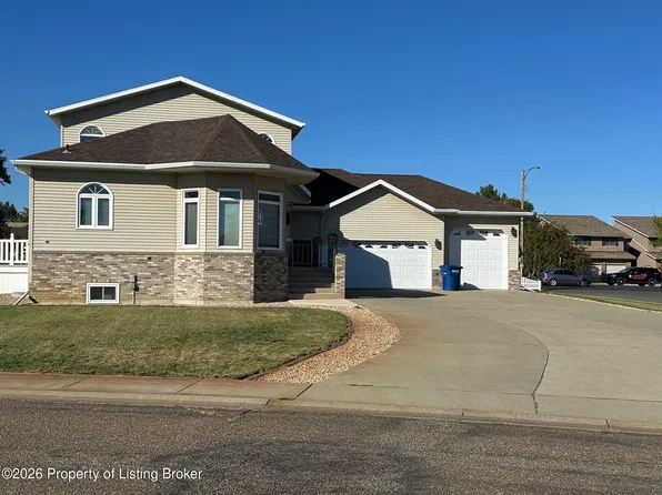 712 20th St W, Dickinson, ND 58601